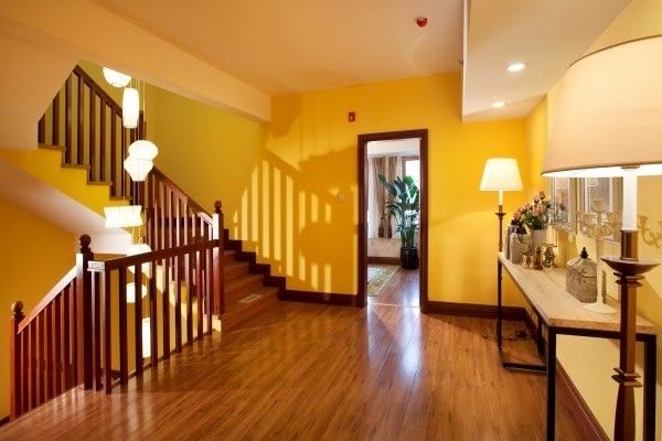 house-hall-way-shinny-wood-floor