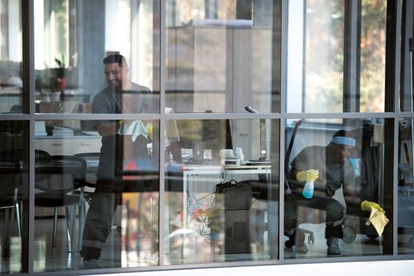 full-shot-smiley-man-cleaning-window-3